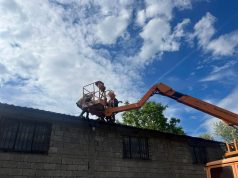 Saldatori humb jetën mbi çati duke punuar në Maliq