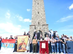 Policia largon flamujt e bluzat provokuese nga serbët në Gazimestan