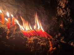 Mijëra vetë kalojnë natën në kishën e Laçit (video)