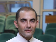 Del nga koma avokati Sokol Mëngjesi