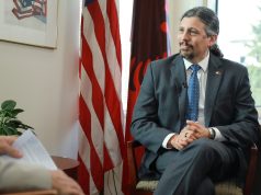 Përparim në luftën ndaj korrupsionit por jo aq sa duhet…Zyrtari amerikan flet për VOA në Tiranë