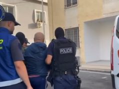 Policët arrestojnë kolegun për dhunë në familje (video)