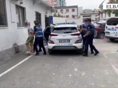 Kapet “skifteri” gramshak që vidhte kioskat në Elbasan (video)