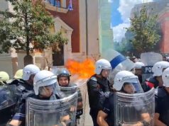 Nis protesta e opozitës para Bashkisë së Tiranës, molotovë dhe flakadanë para godinës (video)