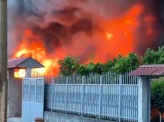 Zjarr në një treg rrobash në Shkodër. Evakuohen banorët e zonës (video)
