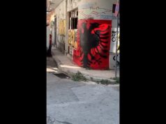 Tizozët shqiptarë pikturojnë në Athinë flamurin kuqezi (video)