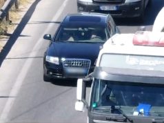 Policia perdor teleskop per shoferet me celular (video)