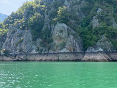 Turistët mbeten në breg. Hapen portat e Komanit, “ikën” lumi