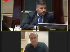 Videokonferencë nga tualeti. Politikani hap telefonin gabimisht gjatë mbledhjes (video)