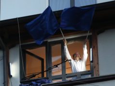 Festë të madhe ka sot PD. Me këngë e valle, simpatizantët mblidhen nën dritaren e liderit që rigjeti vulën e humbur (video)