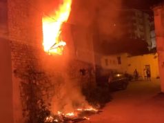 Digjet shtëpia e braktisur. Gjendet një kufomë, dyshohet se ishte i pastrehë (video)