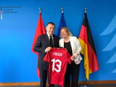 Ministri i Brendshëm Balla me homologen gjermane, fjalë të mira për tifozët dhe dhuratat e veçanta që shkëmbyen (fotot)