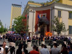 Bashkisë i del tymi. Molotovi vazhdon…