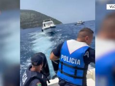 Policia kufitare gjobit skafistin në Karaburun pasi e ndihmoi sepse kishte pësuar defekt (video)