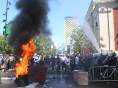 Protesta e 14-të para bashkisë së Tiranës. Ndezin goma, shpeton nga djegia nje person