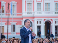 Humor vlonjat me kryetarin, Këshilltarët bashkiakë i dhurojnë tortë (video)