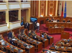 “Je përfaqësuese e krimit të organizuar!”. Bardhi-Ballukut: Na flet ti për drejtësi, që bëje shoping jashtë shtetit me…