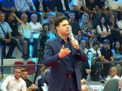 Basha shpalos programin. Ikin dritat në sallë