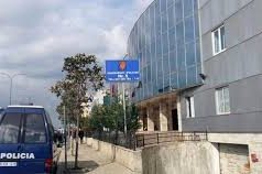 Aksidentohen dy makina në Kamëz dhe përplasin dy këmbësore, njëra vdes