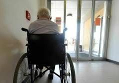 Shkon me pushime dhe nëna e moshuar invalide vdes në shtëpi. E bija arrestohet