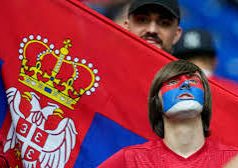 “Serbia kërcënon me tërheqje nga Euro 2024”, REL: Tifozët serbë me slogane kundër Kosovës