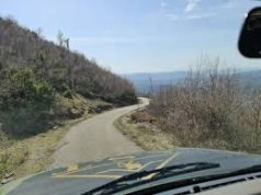 Vjedhin makinën dhe u merr flakë në ecje. Hajdutëve s’u ecën në rrugën e vjetër Tiranë-Elbasan