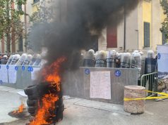 Protestë para bashkisë me djegie gomash