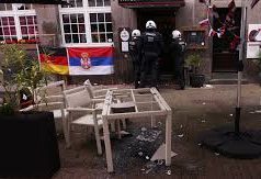 Shqiptarët dhe serbët u përleshën në qendër të Gelsenkirchen, digjet flamuri kuqezi (video)