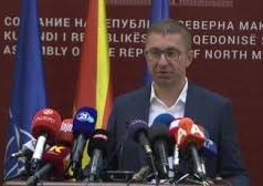Shkup, kryeministri Mickovski dorëzon në parlament emrat e kabinetit qeveritar. Ja ministrite shqiptare