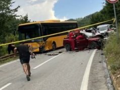 Makina përplaset me autobusin, 1 i vdekur dhe 14 të lënduar