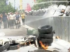 Perplasje mes qytetarëve dhe policisë, dëmtohen nga gazi lotsjellës deputetët e opozitës (video)