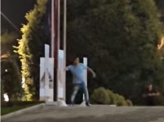 I dehuri në Tiranë godet me gurë derën e Kryeministrisë (video)