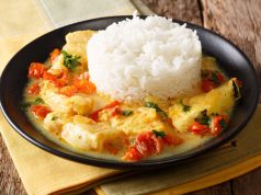 Pjatat më të mira të peshkut nga e gjithë bota Pescado encocado Me origjinë nga Ekuadori, kjo pjatë peshku është bërë me qumësht kokosi, agrume, erëza, koriandër, qepë, domate dhe speca. Zakonisht shërbehet me oriz.