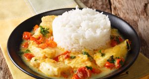 Pescado encocado Me origjinë nga Ekuadori, kjo pjatë peshku është bërë me qumësht kokosi, agrume, erëza, koriandër, qepë, domate dhe speca. Zakonisht shërbehet me oriz.