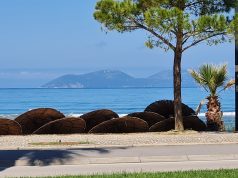 I moshuari maqedonas përplas dy fëmijë me makinë në Vlorë