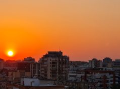 Përvëlimi vazhdon… Tirane, perendimi i diellit sot. Horizonti qe flakeron tregon per nje dite tjeter te zjarrte qe na pret