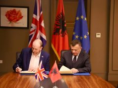 Anglezët japin grant për drejtorinë rajonale të kufirit. Nënshkruajnë Balla dhe Smith