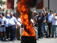 Në protestën para bashkisë janë pro SPAK, poshtë ballkonit të Berishës, kundër SPAK