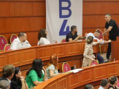 Grushte te Këshilli Bashkiak. Tedi Blushi 5 orë në komisariat