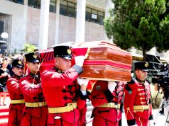 Lamtumirë Kadare! Fizikisht u përcoll në banesën e fundit por do të jetojë  përgjithmonë në raftet e librave…(video)