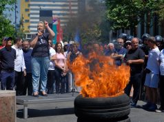 Sërish tym e goma të djegura në protestën e opozitës para bashkisë së Tiranës