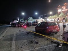 (Video) Nga aksidenti në aksident/ Pas përplasjes njëra prej makinave përfundon në parkim dhe merr para disa automjete të tjera