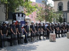 Nis protesta e opozitës/ Bllokime për automjetet në bulevardin kryesor të Tiranës