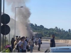 Autobusi i linjës Tiranë-Pogradec merr flakë