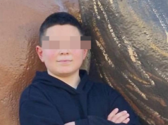 8-vjeçari në Kamëz humbi jetën duke rënë nga ballkoni. Dedikimi i shkollës ku mësonte…