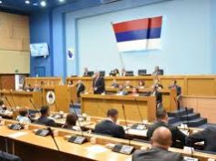 Bashkohen serbët. Bosnja miraton deklaratën për entitetin nga “Kuvendi panserb” i Beogradit