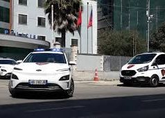 Përndiqte ish-të dashurën dhe i goditi makinën, arrestohet