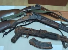 Fier, në pranga 60-vjeçari me arsenal armësh në shtëpi, që ushtronte dhunë ndaj djalit të tij (video)