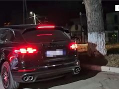 Futi makinën buzë detit mes plazhistëve. Kapet shoferi në Fier (video)