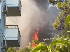 (video) Situatë apokaliptike në Shëngjin. Mbërrijnë avionët Canadair. Pushuesit largohen